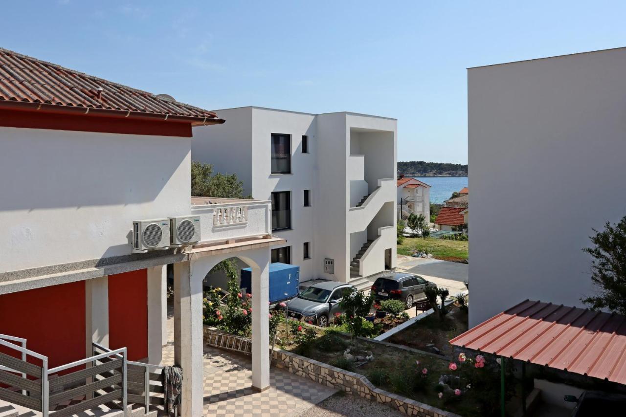 Apartments And Rooms By The Sea Banjol, Rab - 19692 Εξωτερικό φωτογραφία